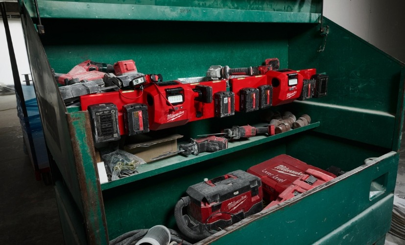 Två batteriplattformar, en laddare